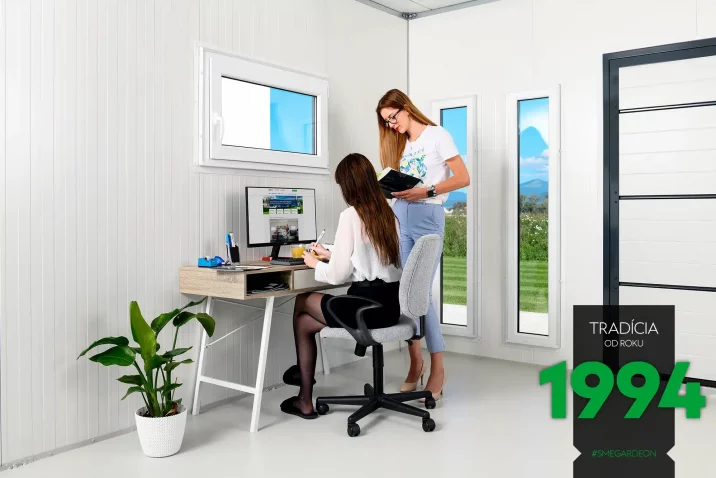 Stůl s počítačem v zahradním domku