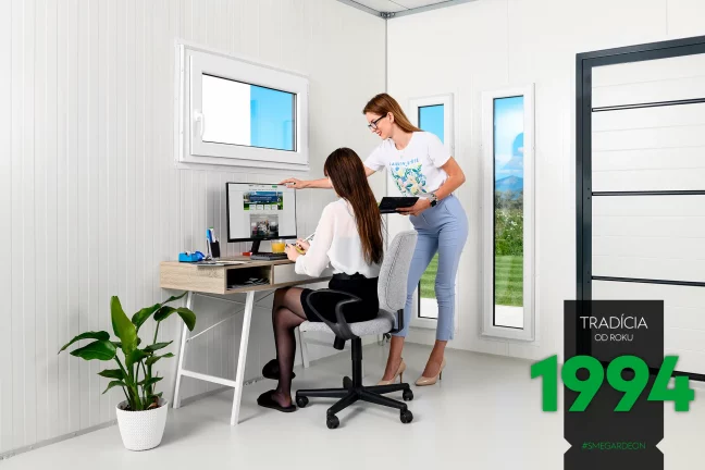 Ženy pracují v kanceláří v zahradním domku