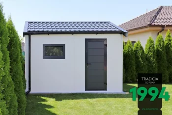 Zahradní domek v bílé omítce se špičatou střechou