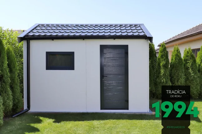 Zahradní domek se špičatou střechou na zahradě