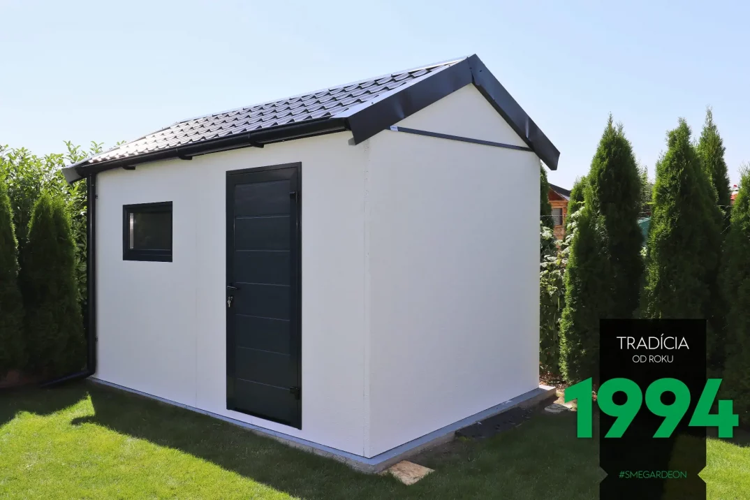 Zahradní domek se špičatou střechou v bílé omítce na zahradě