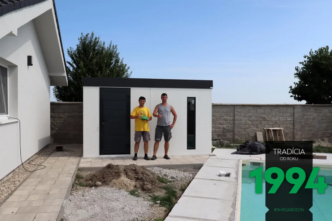 Montážník se zákazníkem před zahradním domkem u bazénu