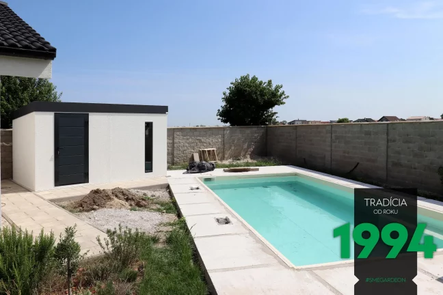 Zahradní domek v bílé omítce u bazénu