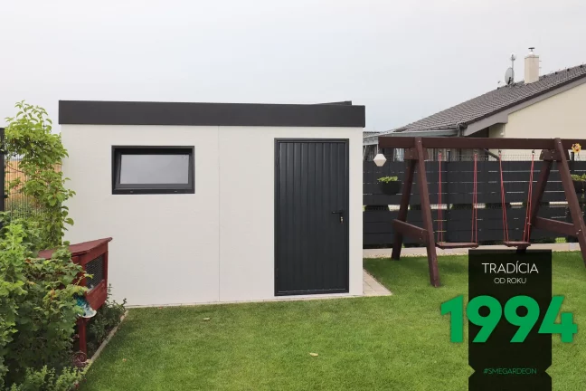 Zahradní domek v bílé omítce při houpačce