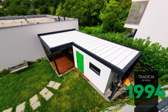 Zahradní domek s pergolou a posezením shora