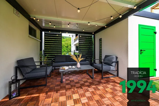 Posezení pod pergolou u zahradního domku