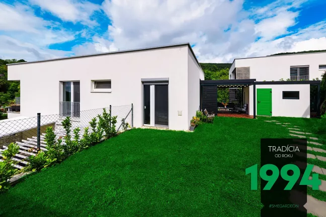 Zahradní domek s přístřeškem na zahradě u domu