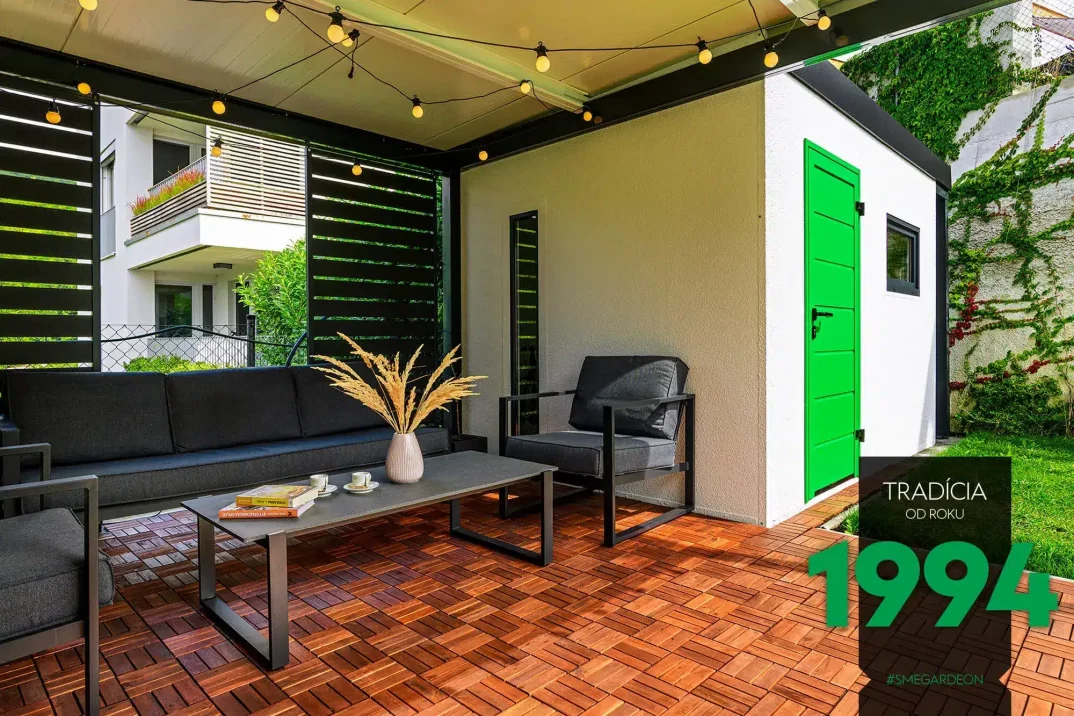 Zahradní domek se zelenými dveřmi s posezením pod pergolou