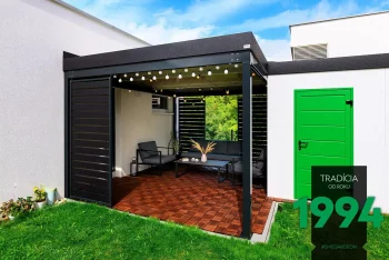Pergola s výplněmi a posezením u zahradního domku