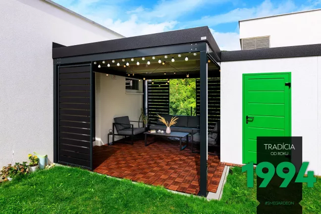 Pergola s výplněmi a posezením u zahradního domku