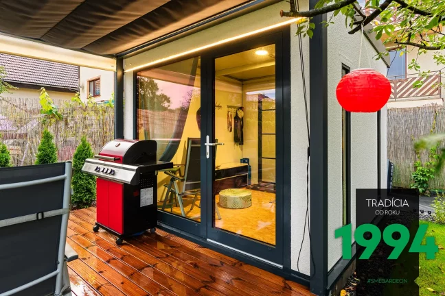 Grilovací při skleněných dveřích zahradního domku
