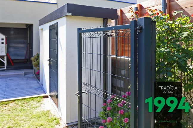 Úzký zahradní domek na zahradě