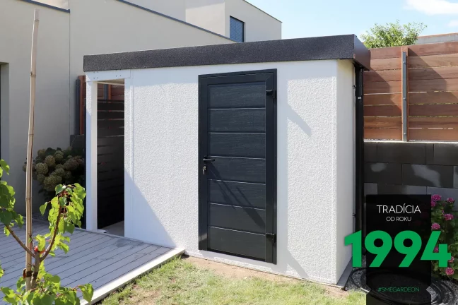 Malý, úzký zahradní domek v bílé omítce