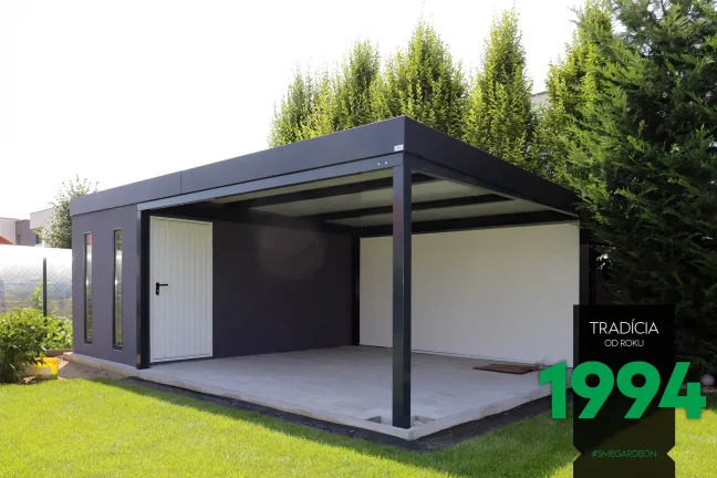 Zahradní domek s přístřeškem na zahradě