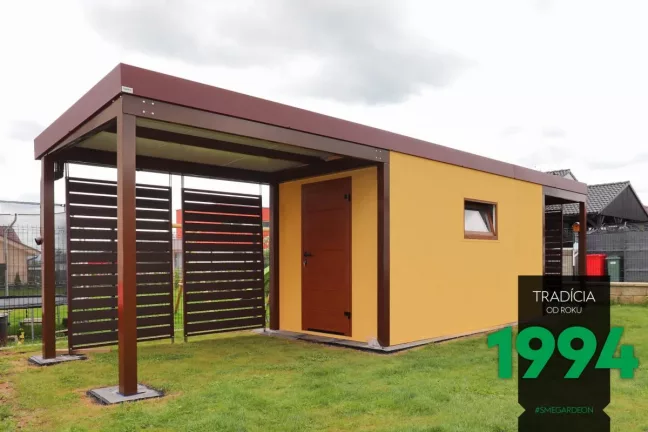 Zahradní domek v žluté omítce se dvěma přístřešky po bocích