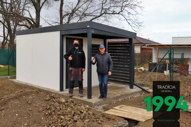 Spokojený zákazník s montážníkem pod zahradním domkem s přístřeškem