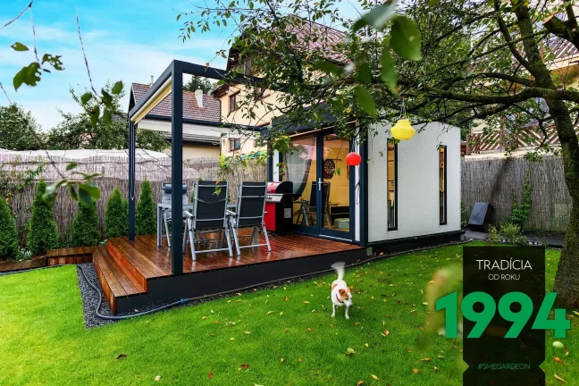 Pes v pohybu u zahradního domku