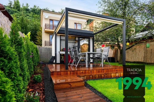 Posezení pod přístřeškem se zahradním domkem