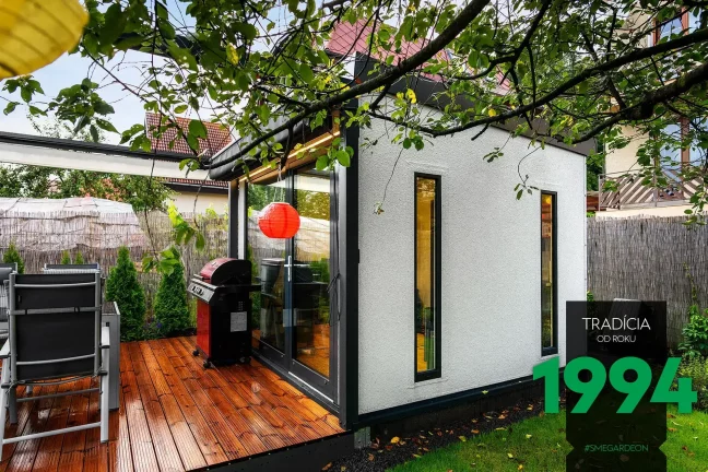 Zahradní domek se skleněnými dveřmi