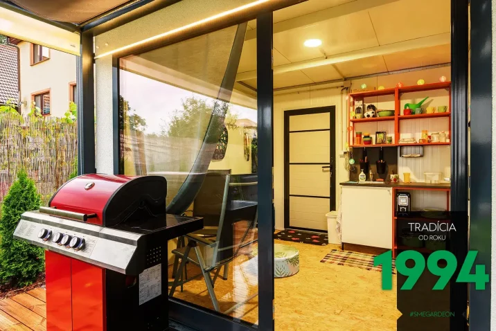 Otevřené skleněné dveře s pohledem dovnitř zahradního domku