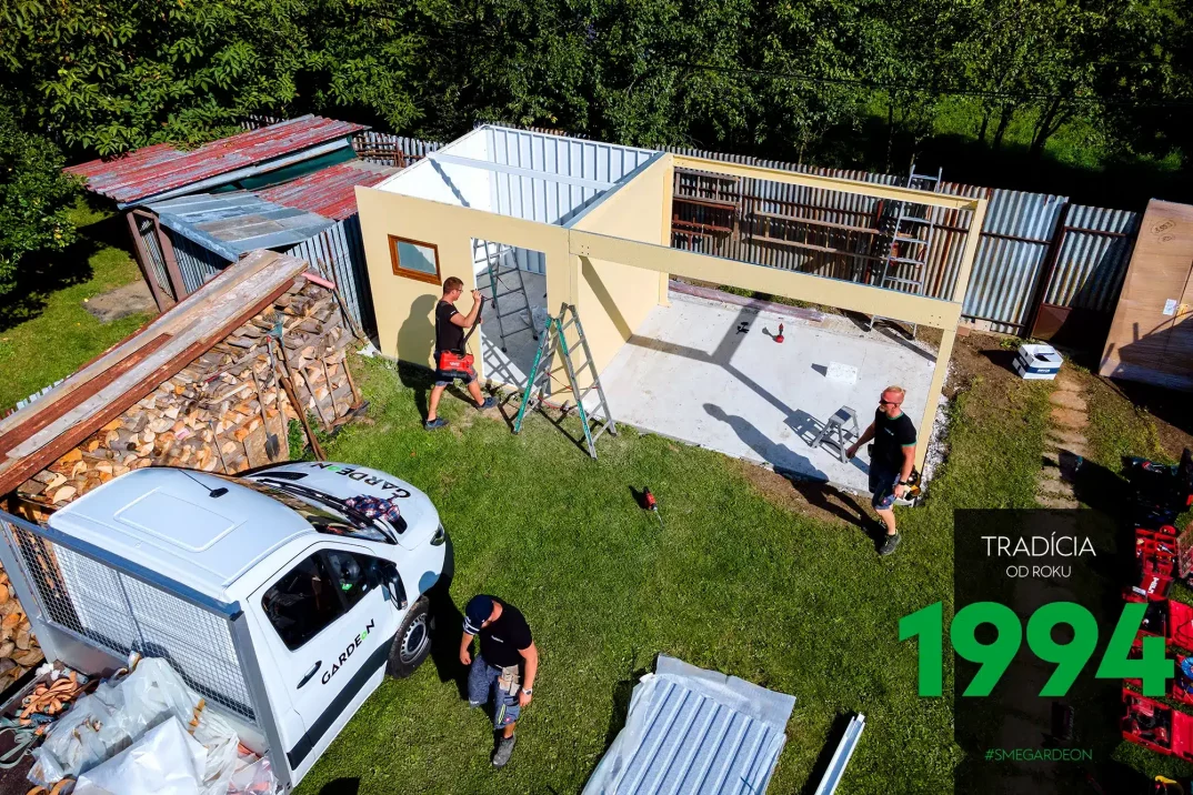 Montáž záhradního domku s přístřeškem na záhrade