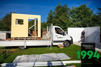 Stavba uložena na dodávce