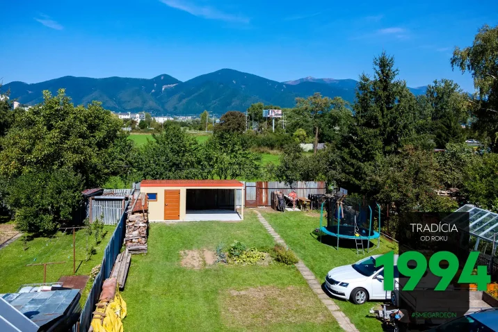 Záhradní domek s přístřeškem po montáži na záhrade