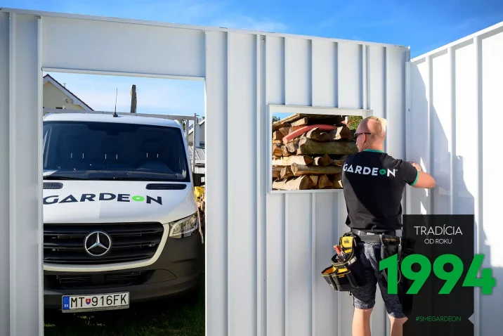 Montážníci začínají montovat zahradní domek