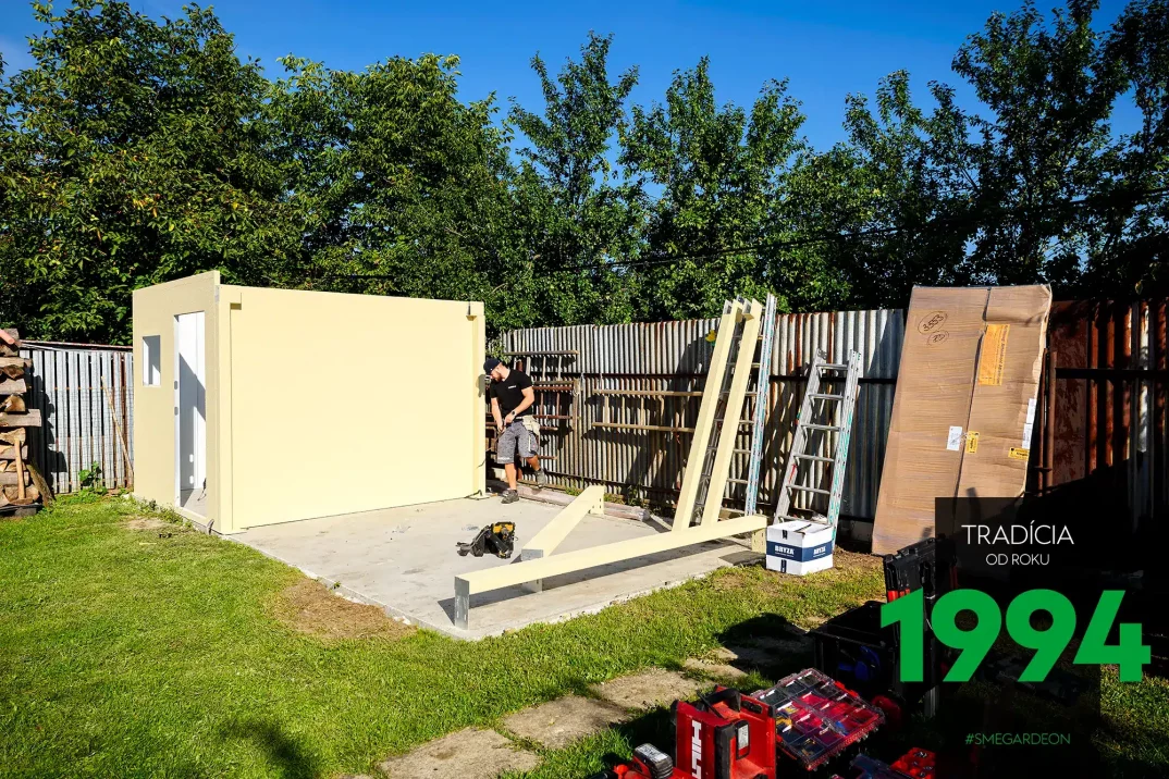 Montážnici montují domek