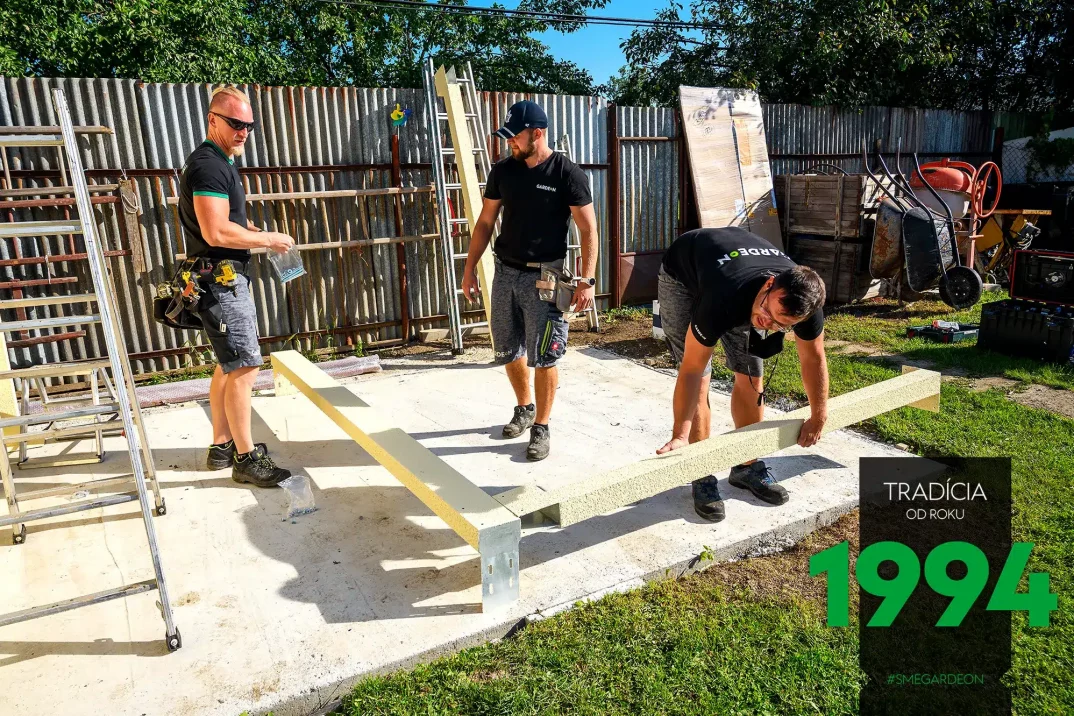 Montážnici montují přístřešek