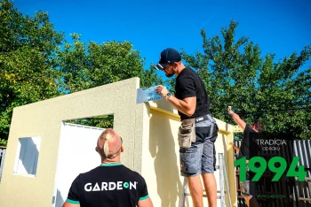 Montážnici montují domek s přístřeškem