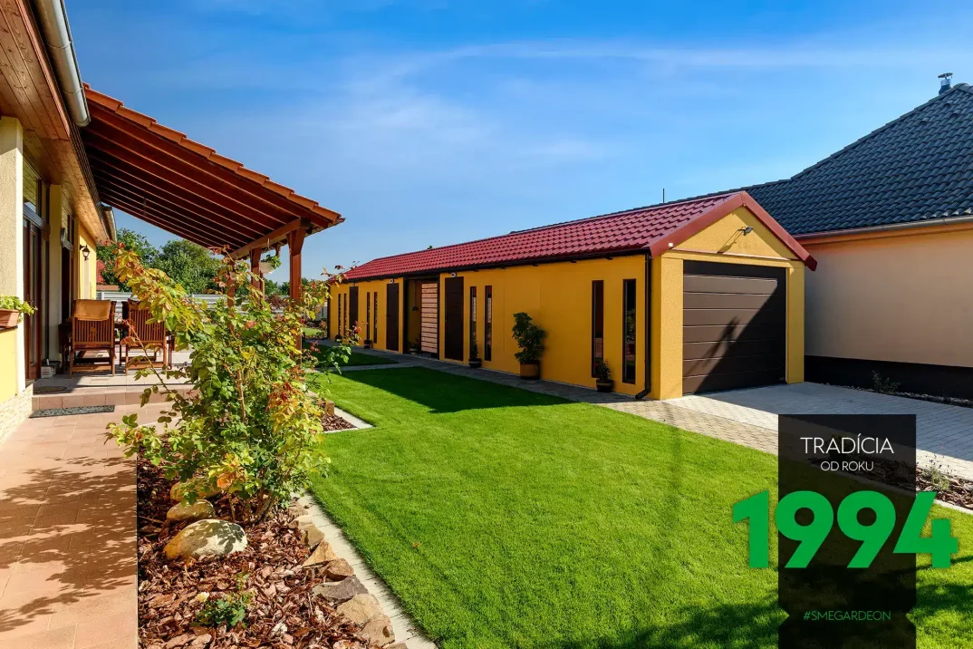 Atypická garáž v žluté omítce se špičatou střechou