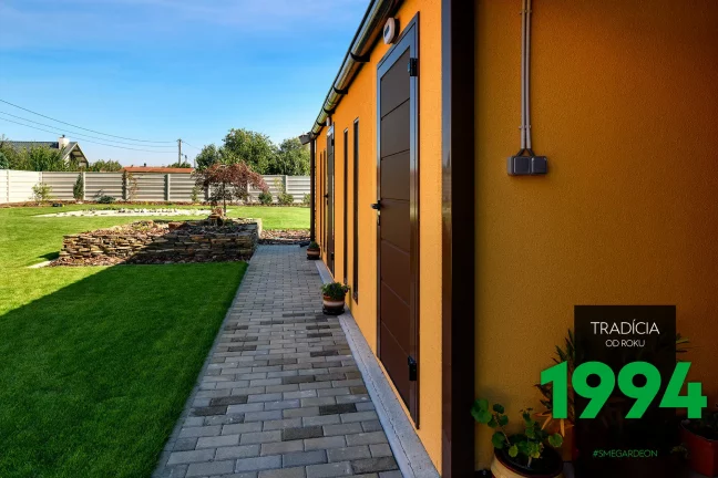 Atypická montovaná garáž s hnědými doplňky