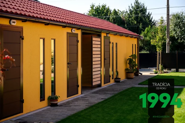 Atypická montovaná garáž s hnědými doplňky
