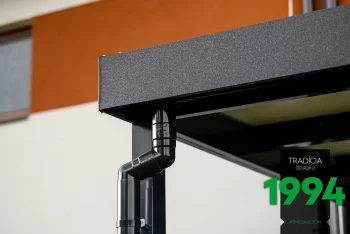 Detail na atiku s okapem