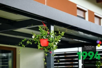 Květináč zavěšenej na nosníku pergoly