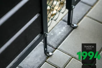 Detail na spodek kovoví výplně