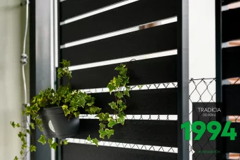 Květináč na kovoví výplni pergoly