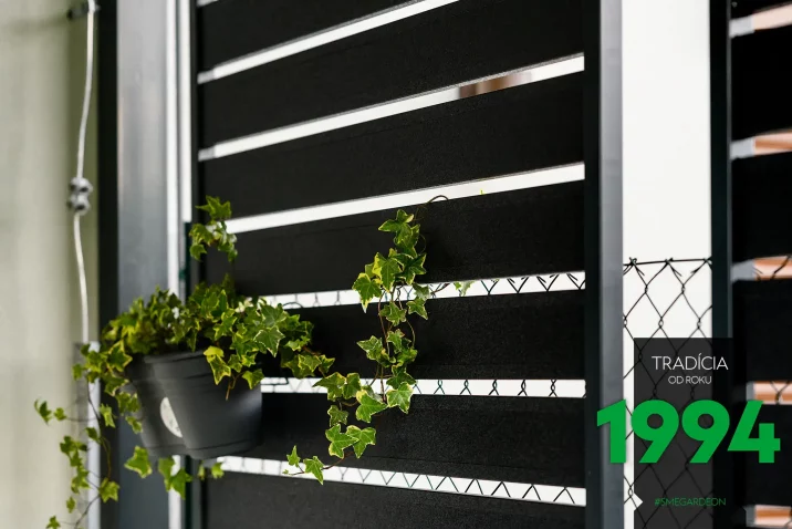 Květináč na kovoví výplni pergoly