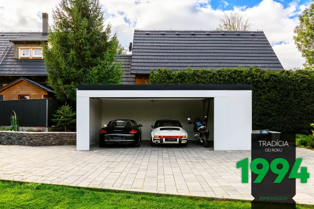 Zaparkována autá s motorkou v garáží