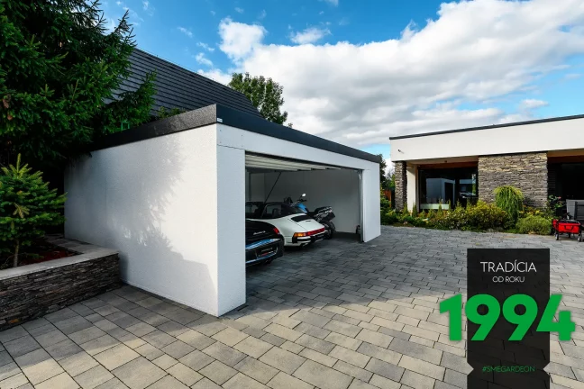 Zaparkována autá s motorkou v dvojgaráži