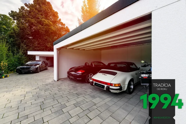 Autá v dvojgaráži v bíle omítce