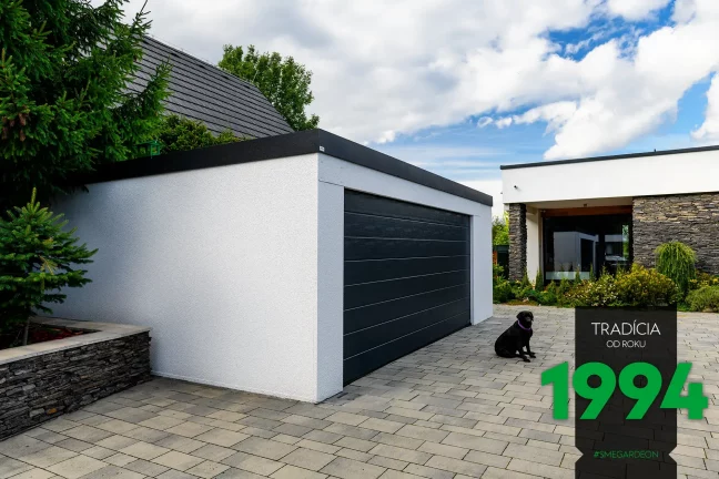 Pes pri dvojgaráži v bíle omítce a s tmavou atikou