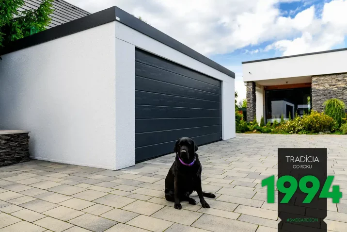 Čierny pes pri dvojgaráži v bíle omítce