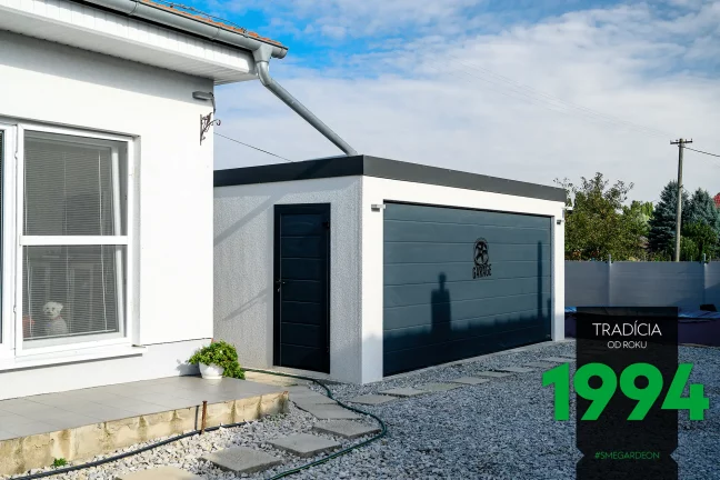 Dvojgaráž v bíle omítce