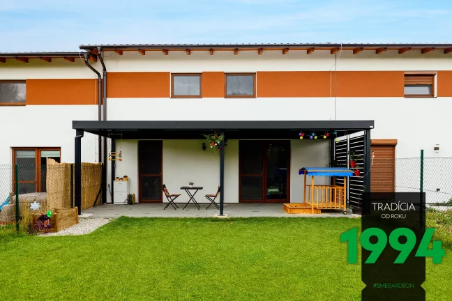 Dřevená prolízka s posezením pod pergolí