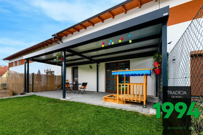 Dřevená prolízka pod pergolí