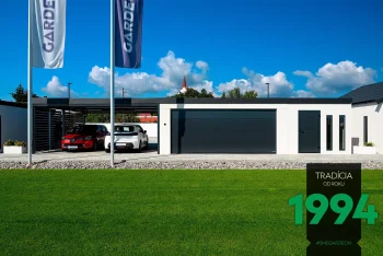 Atypická garáž s přístreškem v showroome