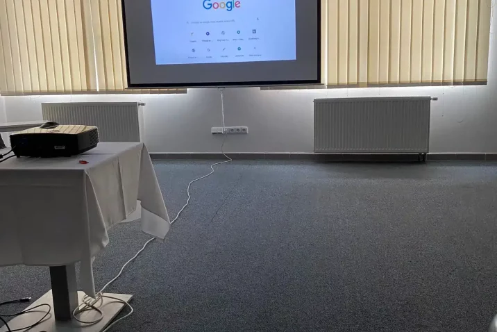 Plátno s promítačem