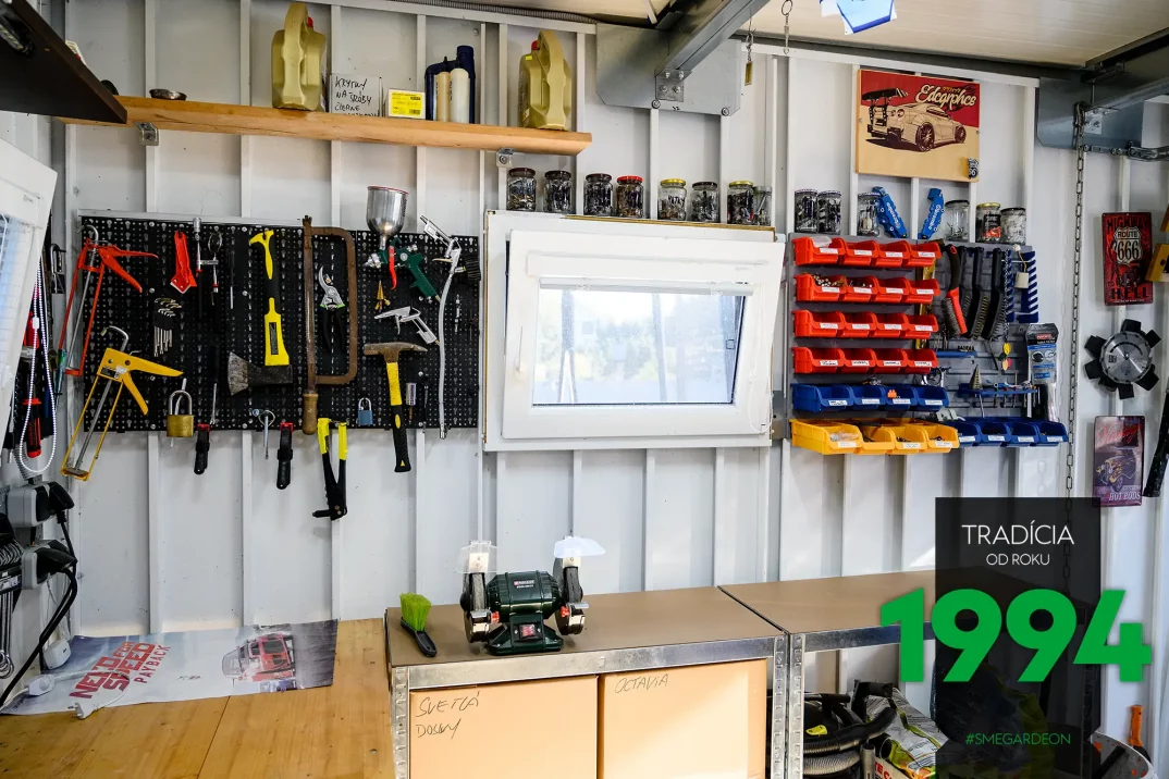 Otevření okno v garáži